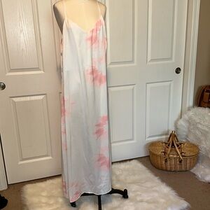 Gorgeous full length nightgown. I believe its an XXL. EUC